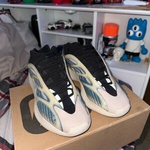 Yeezy 700 V3